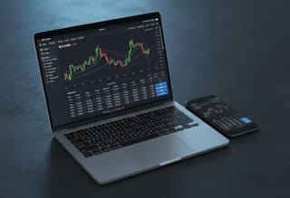 Hacé seguimiento de la actividad — consultá el historial de trading y la actividad de la cuenta