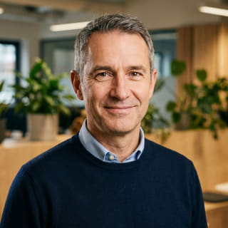 Imagen de perfil de James Mitchell, quien aparece como Director Ejecutivo en Mercado Capivento