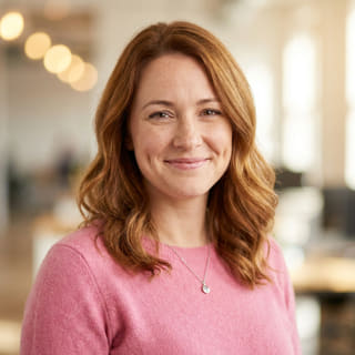 Foto de perfil de Emily Watson, presentada como Directora de Atención al Cliente en Mercado Capivento
